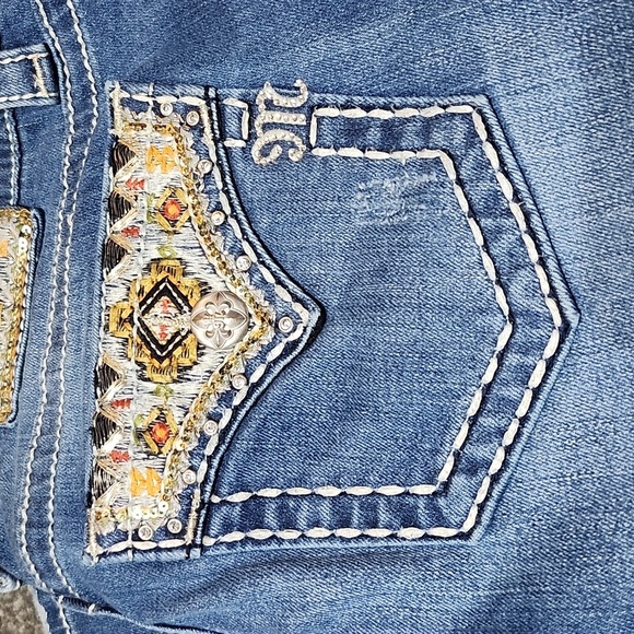 MISS ME EMBROIDERED GOLD SEQUINS FAUX-FLAP POCKETS RHINESTONES CUFFED CAPRI JEAN - Picture 2 of 16